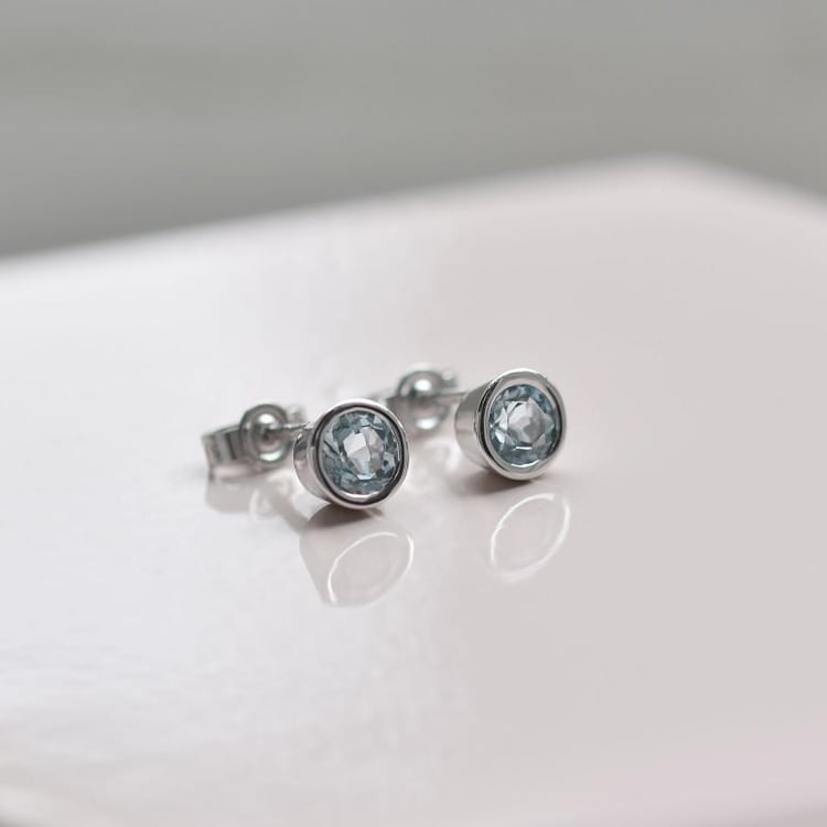 Silberne Ohrstecker mit Aquamarinen in Bezelfassung Wetty 102688