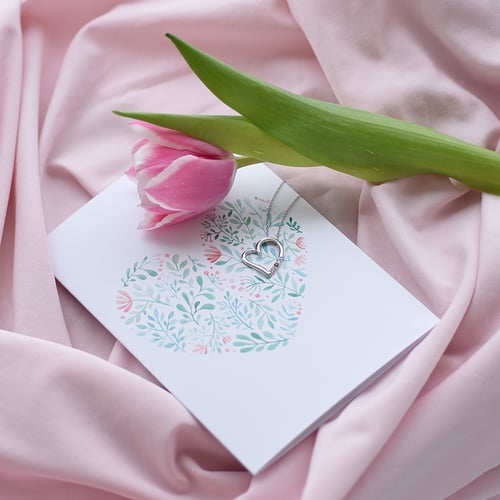 Silberner Anhänger mit einem Herzen mit Aquamarinen und einem rosa Saphir Tanish