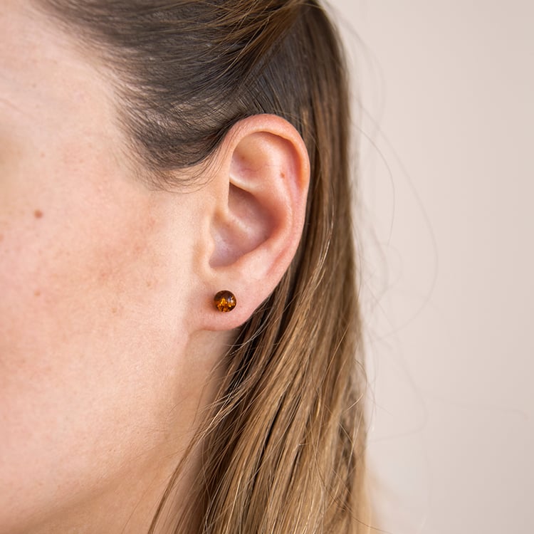 Silberne Ohrstecker mit 6 mm großen Bernsteinkugeln Malikah 107880