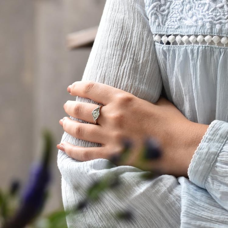 Platin Verlobungsring auf dem Hand 32116