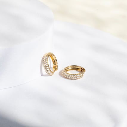 Silberne runde Pavé-Ohrringe mit weißen Topasen Shaviv