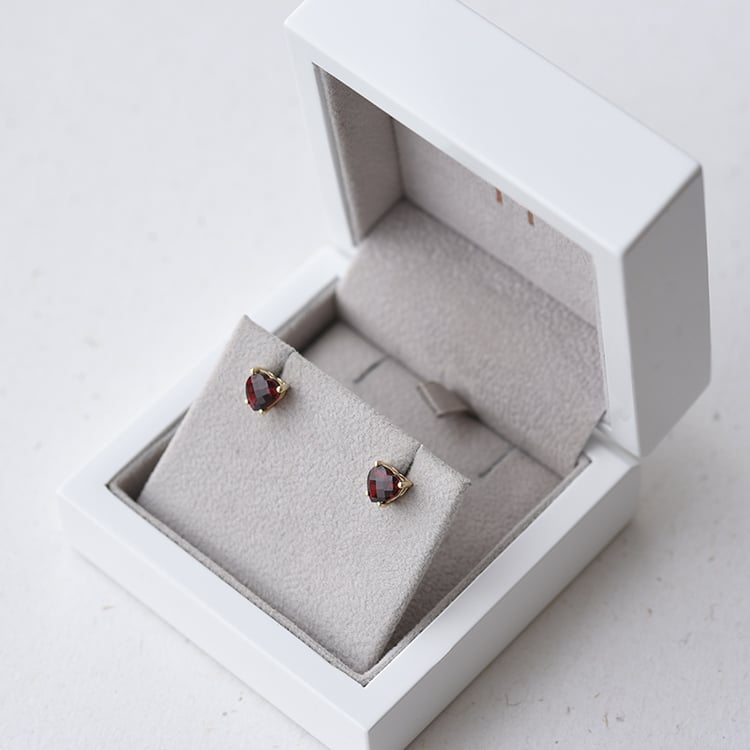 Granat-Herzen in goldenen Ohrringen Kaciah 69660