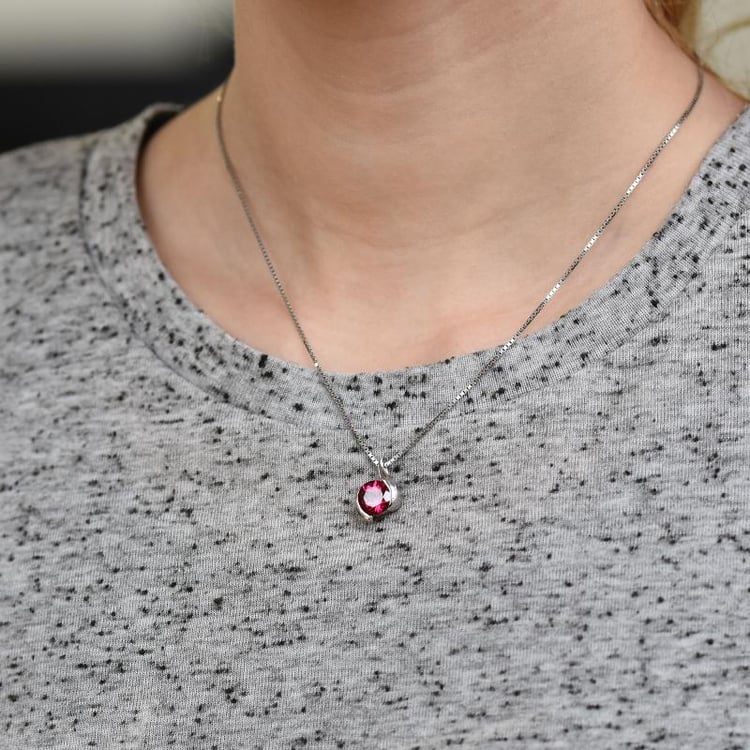 Rubin-Anhänger mit Kette auf dem Hals 27934