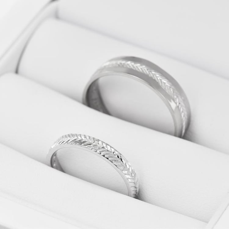 Untraditionelle goldene Trauringe mit Gravur Jennifer 28957