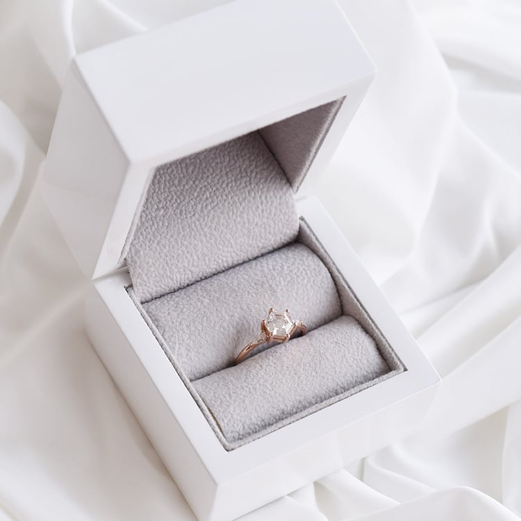 Verlobungsring mit Hexagon Moissanit und Pear Moissaniten Seydou 90255