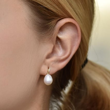 Goldene Perlenohrringe mit Diamanten Manisha