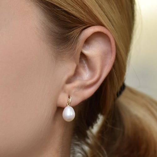 Goldene Perlenohrringe mit Diamanten Manisha