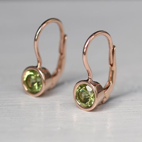 Zauberhafte goldene Ohrhänger mit Olivinen Vega