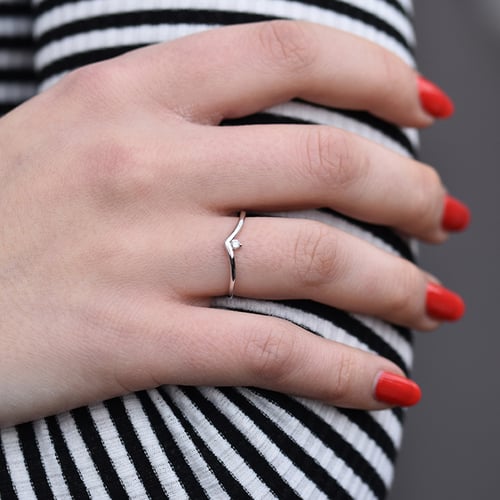 Eleganter Ring in V-Form mit Diamant Doreen