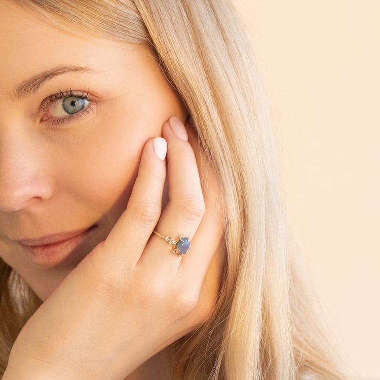 Goldener Verlobungsring mit Opal und Diamanten Zahara 101124