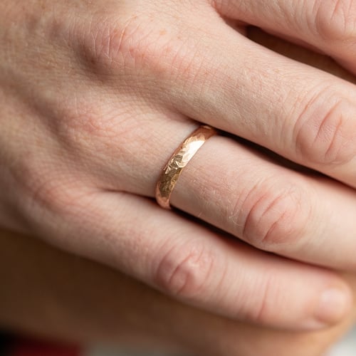 Ring aus matt gehämmertem Roségold für Herren Zvezda