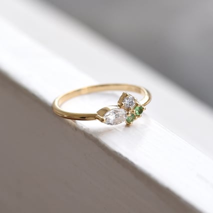 Zarter Ring mit Moissaniten und Tsavorit-Granaten Lowri