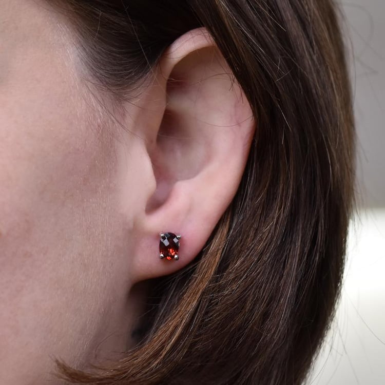 Silberne Ohrringe mit ovalen Granaten Jula 26126