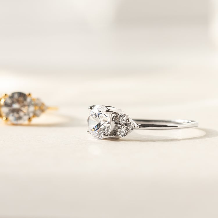 Verlobungsring mit Moissanit und Lab Grown Diamanten Agathe 139490