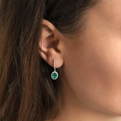 Goldene Ohrhänger verziert mit Smaragden und Diamanten Azura