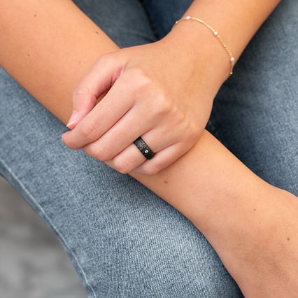 Ring aus Carbon mit atypischer Oberfläche und Zirkonia Mingus