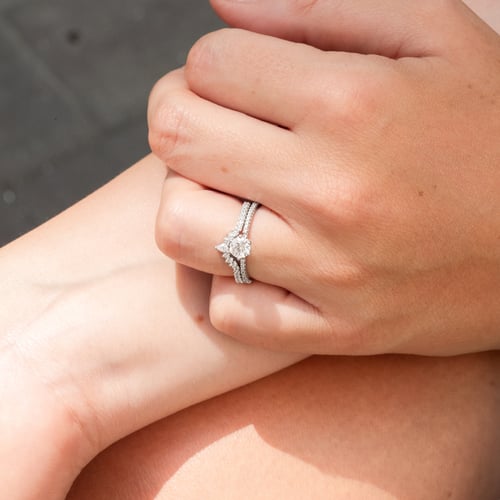 Eternityring in V-Form mit Diamanten Phineas