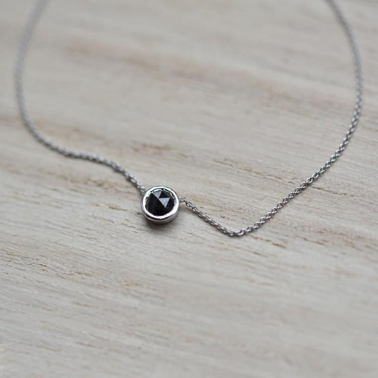 Goldene Halskette Bezel mit Salz-und-Pfeffer-Diamanten Terun 43470