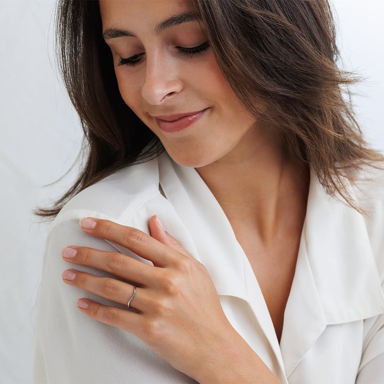 Silberner Ring mit drei blauen Diamanten Cason 157762