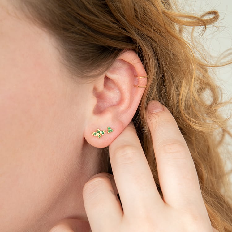 Goldener Piercing Ohrstecker mit Smaragden Amina 124511