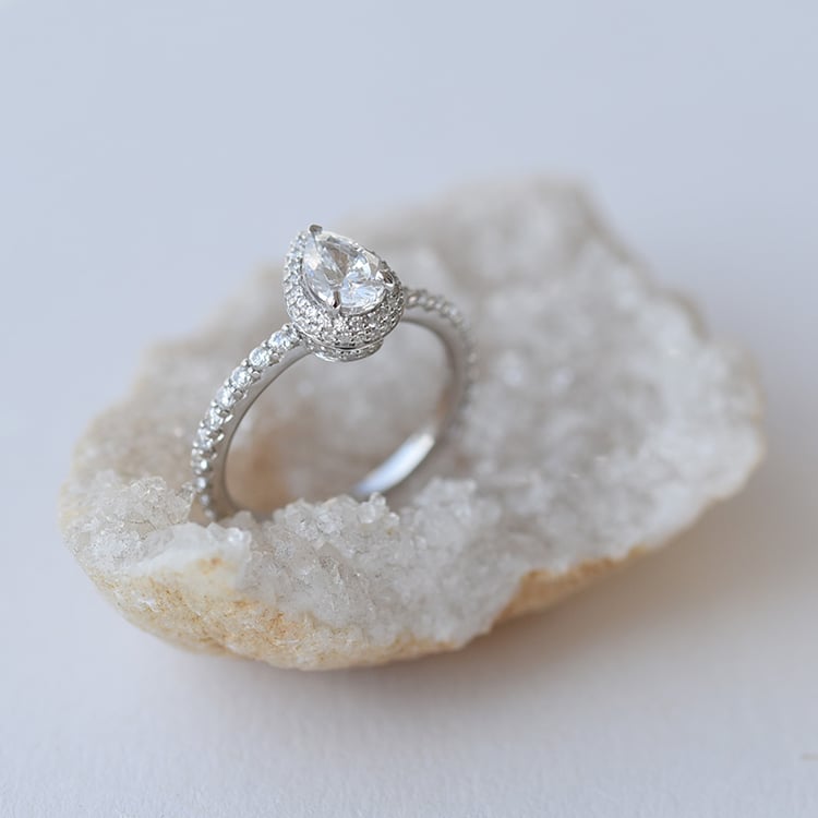 Tropfenschliff Diamant mit Seitendiamanten in Verlobungsring 61238