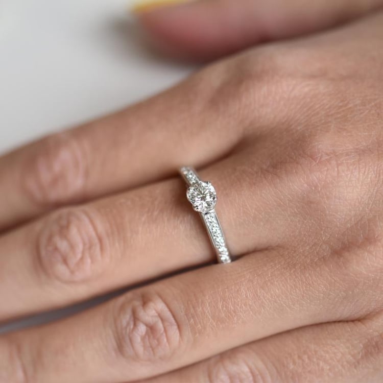 Verlobungsring mit Diamanten auf dem Hand 17965