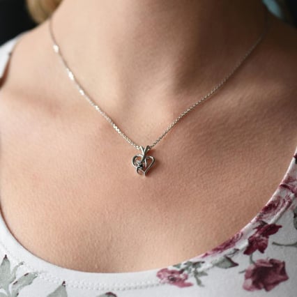 Silberner Anhänger in Herzform mit einem schwarzen und weißen Diamanten Lynelle