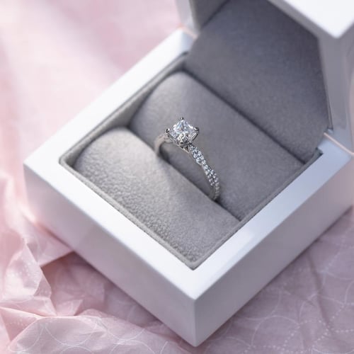 Goldener Verlobungsring mit Diamanten Boaz