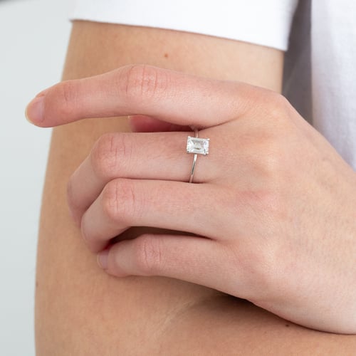 Verlobungsring mit einem Lab Grown Diamanten im Emeraldschliff Olson