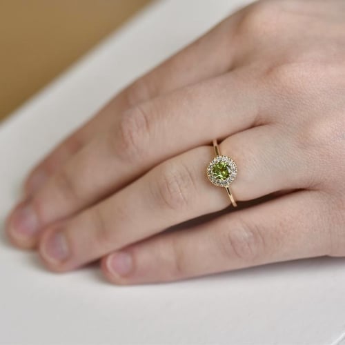 Verlobungsring mit Olivin und Diamanten Tafne