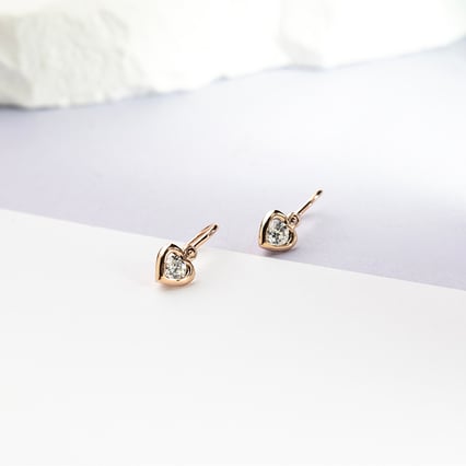 Goldene Kinderohrringe in Herzform mit Lab Grown Diamanten Aurora