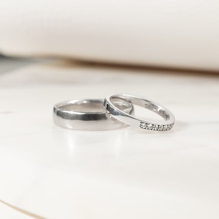 Eheringe aus Eternity-Ring mit Lab Grown Diamanten und einem breiten Komfort-Ring Lorne
