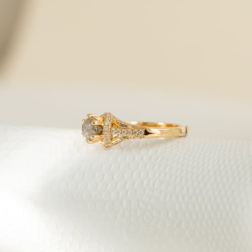 Verlobungsring im Halo-Stil mit einem Salt and Pepper Diamanten Heshmy