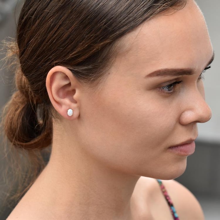 Ohrringe mit Opalen auf dem Ohr 45358