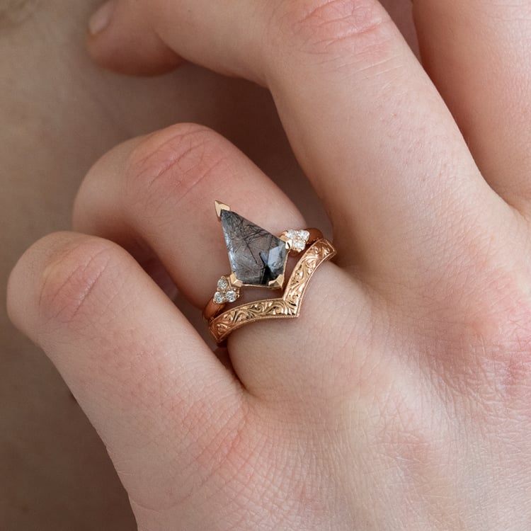 Ehering in V-Form mit Gravur von Hand Lizzie 122609