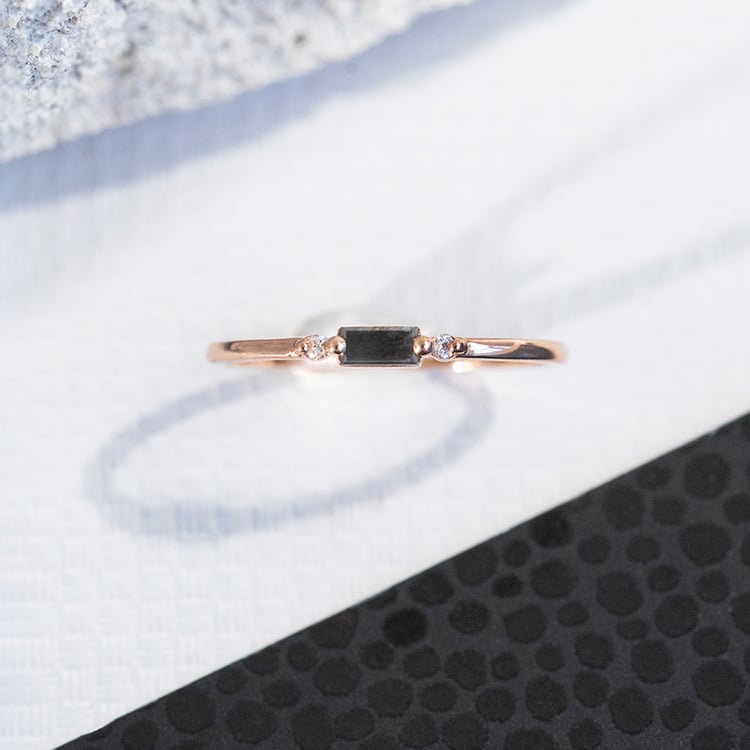 Ring mit einem Salt and Pepper in Baguette-Form und Lab Grown Diamanten Isma 109878