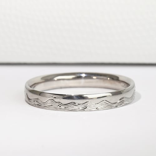 Eheringe mit von Hand gravierten Wellen und Diamanten Laurien