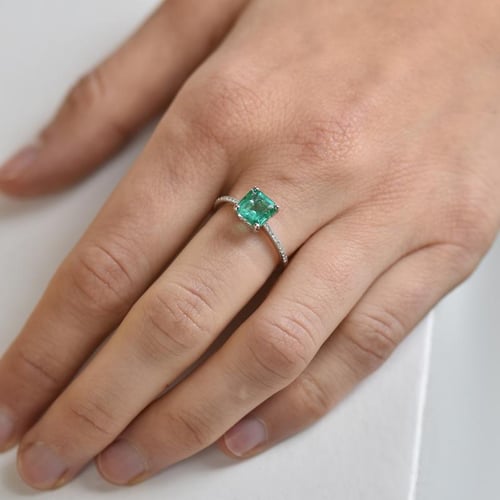 Ring mit einem Smaragd in Princess Form und Diamanten Kip