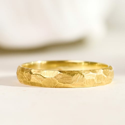 Gehämmerte Trauringe mit gebürsteter Oberfläche aus Gold Vedette