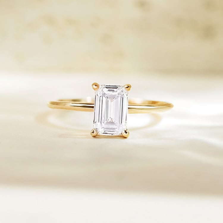 Verlobungsring mit einem Moissaniten in Emerald-Form mit Auswahl der Größe Olson 156591