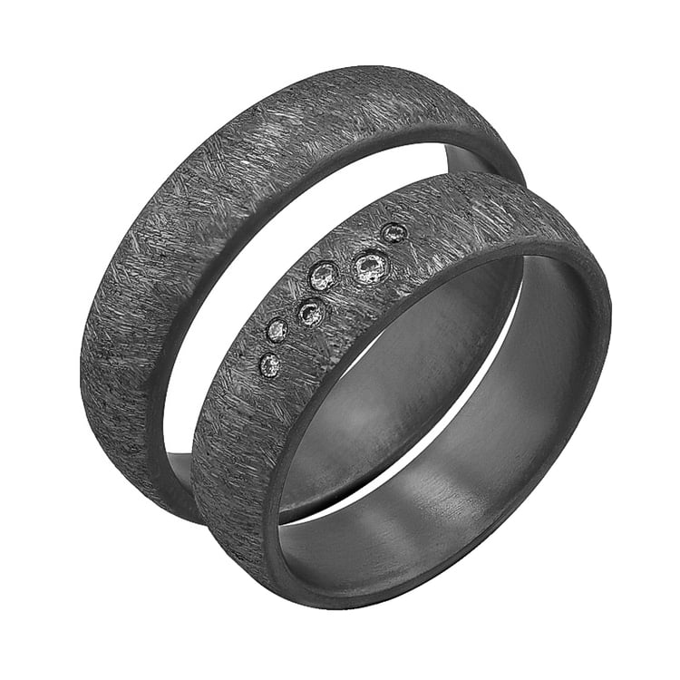 Eheringe aus Tantal mit gekratzter Oberfläche und Diamanten Azrael