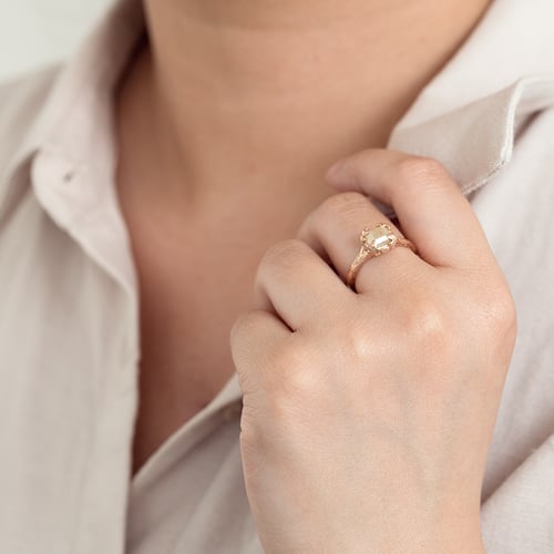 Goldring mit Salt and Pepper Diamant und handgravierten Blumen Flower