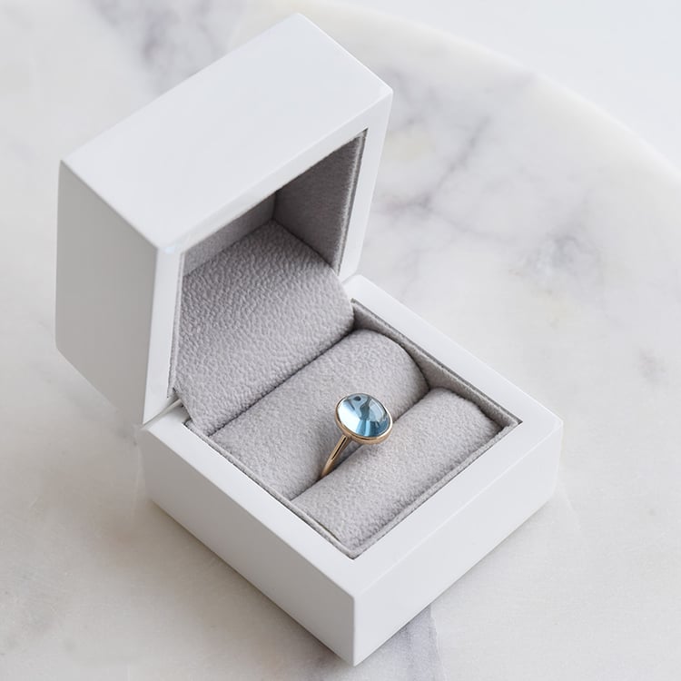 Blauer Topas im goldenen Ring Jariet 93491