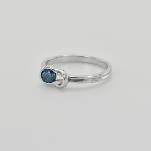 Romantischer Verlobungsring mit blauem Diamant Cearah