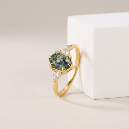 Einzigartiger ring mit Moosachat und Moissaniten Rubens
