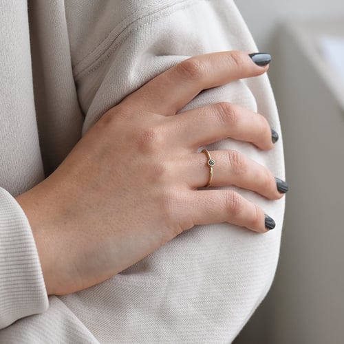 Minimalistischer Goldring mit grünem Saphir Emilien