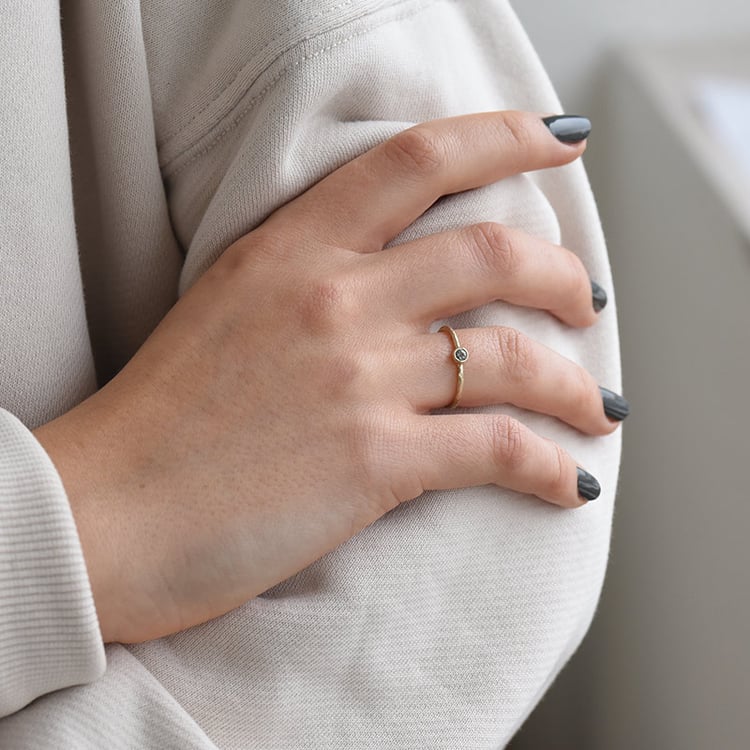 Minimalistischer Goldring mit grünem Saphir Emilien 72110