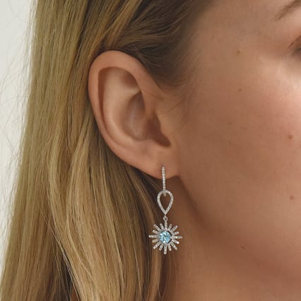 Goldene Diamantflocken mit Topasen in Ohrringen Daxa