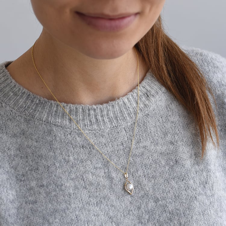 Goldene Schmuckkollektion mit weißen Perlen und Zirkonia Medea 61493