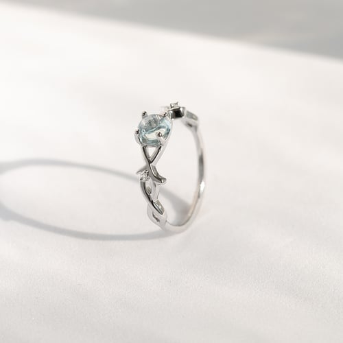Ring mit einem Cabochon Aquamarin und Diamanten Makena